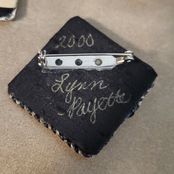 Lynn Payette signed Needlepoint Embroidered Pin Fiber ART - Picture 2 of 3